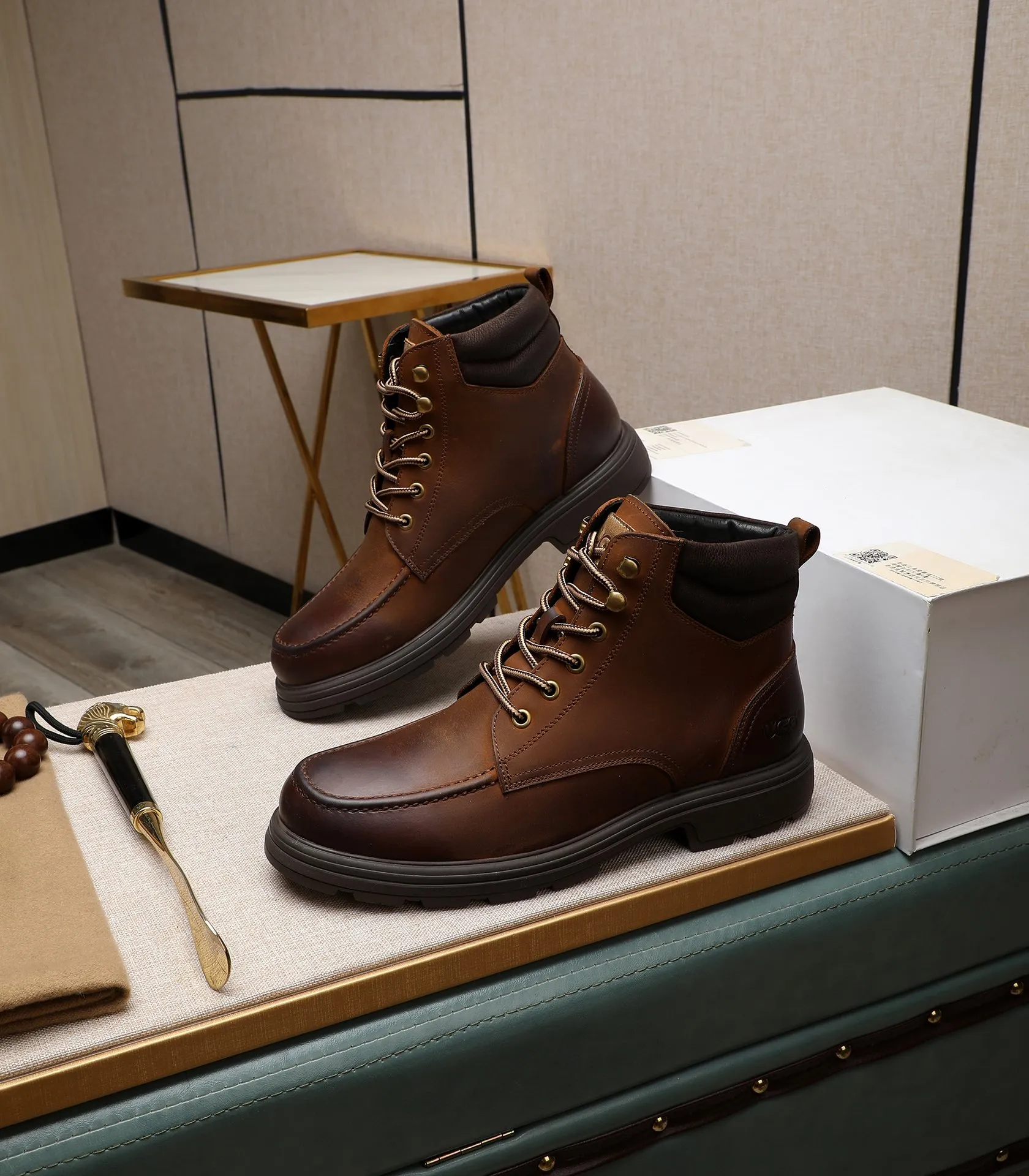 Men's men's shoes💰640 UGG (100% genuine wool lining, 10% off for fake ones) Please pay attention to the quality of the original order and compare the thickness of the wool🏮🏮Hot-selling UGG from Australia's warm luxury brand men's shoes, the official website is synchronized, Beckham men's style..., made of imported top-layer waxed cowhide, waxed toe cap, Australian real wool velvet lining Carefully sewn...Imported rubber Martin boots outsole (comfortable, soft and wear-resistant). I really like the quality..Exquisite workmanship. You can't put it down at first sight. Size 39-44
